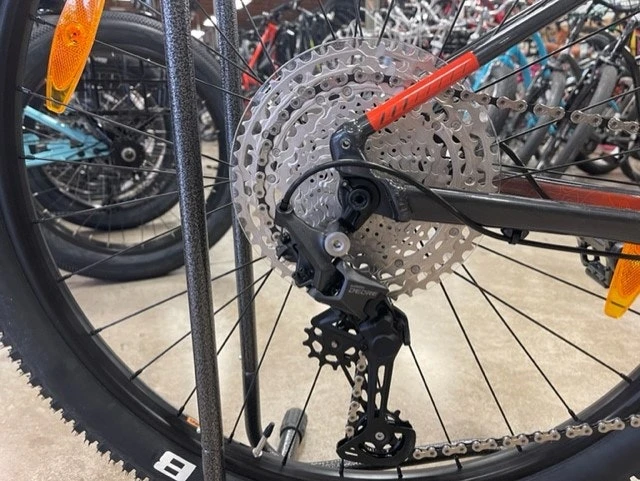 Cannondale Trail SE 3 Hardtail Mountain Bike: Shimano Deore 1x11, Dropper Post Impact Orange 2 Cannondale Trail SE 3 Hardtail Mountain Bike: Shimano Deore 1x11, Dropper Post Impact Orange - Image 2