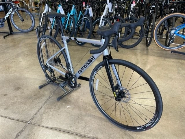 Cannondale CAAD13 Shimano 105 Di2 - Mercury 2023 8 Cannondale CAAD13 Shimano 105 Di2 - Mercury 2023 - Image 8