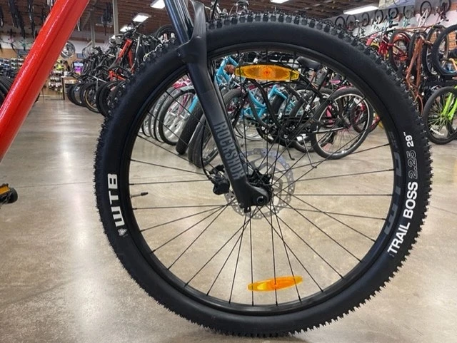 Cannondale Trail SE 3 Hardtail Mountain Bike: Shimano Deore 1x11, Dropper Post Impact Orange 6 Cannondale Trail SE 3 Hardtail Mountain Bike: Shimano Deore 1x11, Dropper Post Impact Orange - Image 6